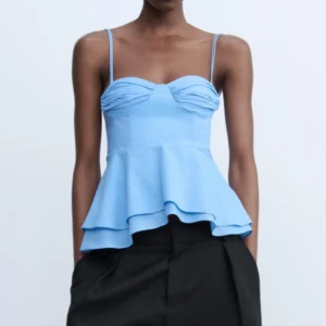 Ljusblå volangtopp med smala axelband från zara - Säljer den gör ljusblåa toppen från zara. Använd 1 gång 