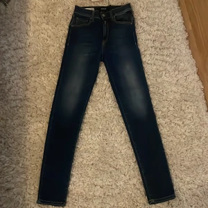 Replay jeans - Tja. Säljer dessa as feta replay jeans. Strl W27 L28. Skicka ett pm om du har en fundering 