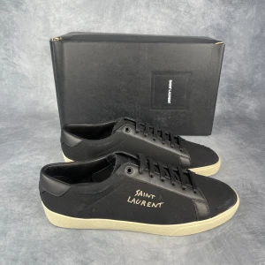 Saint Laurent sneakers  - Skick: 10/10 helt nya | Tillbehör: Allt OG | Nypris: +-7000 SEK | Övrig information: Äkthetsbevis finns