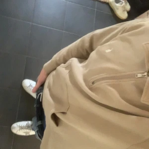  Ralph Lauren beige quarter zip (Hjälp mig finansiera mina bets) - Tröjan är i bra skick, tröjan är barnstorlek men den sitter bra på 160-170/S, för övriga frågor såsom pris, bilder skriv till mig. 