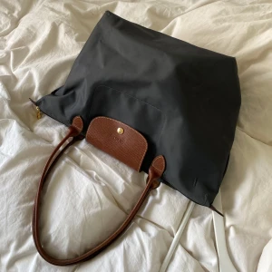 Longchamp väska - Svart Longchamp väska i storlek Large 🤍 använt skick med lite slitningar men är en väldigt användbar väska som rymmer mycket! Köpt för 1600kr
