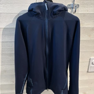 Houdini power houdi - Säljer en mörkblå hoodiejacka från Houdini i storlek XL. Är använd ett fåtal gånger och säljer för att jag tycker den är för liten. Passar nog bättre för nån som vanligtvis bär Large. Nypris ligger på 2400:-
