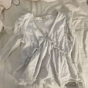 vit blus - Fin blus köpt förra året men i bra skick❤️strl 158 164