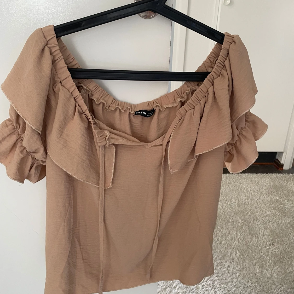 Beige offshoulder topp med volang från SHEIN - 1