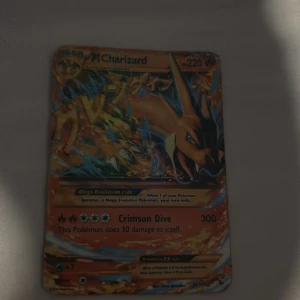 M Charizard EX - Samlarkortet M Charizard EX är en färgstark och kraftfull Pokémon-kort med attacken Crimson Dive. Perfekt för dig som gillar Pokémon och vill ha en cool och sällsynt kort till din samling.