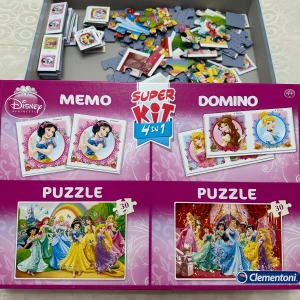 Disney Princess Super Kit 4 in 1 - Ett färgglatt 4-i-1-spel med Disneyprinsessor! Innehåller memo, domino och två pussel med 30 bitar vardera. Perfekt för dig som gillar utmaningar och magiska äventyr med dina favoritprinsessor. Passar ålder 4+