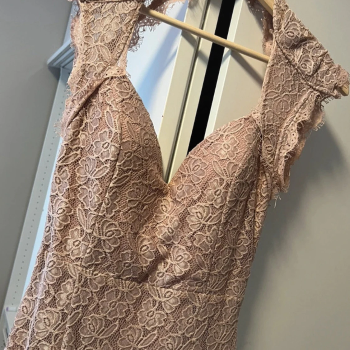 Ljusrosa långklänning med spetsdetaljer - 1