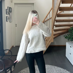 Beige stickad tröja - Mysig beige stickad tröja från Gina Tricot som knappt är använd alls