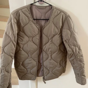 Beige/Grön quiltad jacka - Säljer en beige/grön quiltad jacka från Next . Jackan är lätt vadderad, perfekt för lager-på-lager under höst eller vår. Aldrig använd, nypris 800. Kontakta mig vid intresse eller vid frågor om jackan☺️