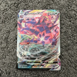 Eternatus VMAX - Samlarkortet Eternatus VMAX från Pokémon-serien. Perfekt för dig som gillar att samla eller spela Pokémon TCG. Kortet har cool design och är en stark VMAX-version, vilket gör det extra eftertraktat bland unga samlare och spelare.