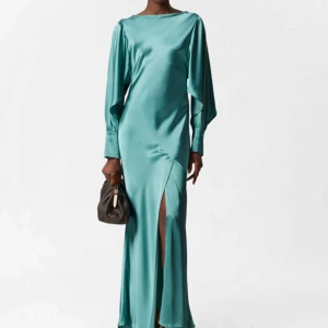 Klänning - Intressekoll på denna fina klänningen, hör av dig!