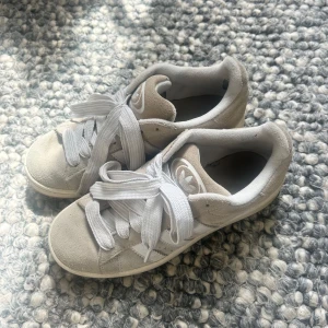 Adidas campus - Säljer dessa jättesnygga adidas campus. Rätt slitna men fortfarande väldigt snygga. Storlek 38 & 2/3 (har vanligtvis 37/38)