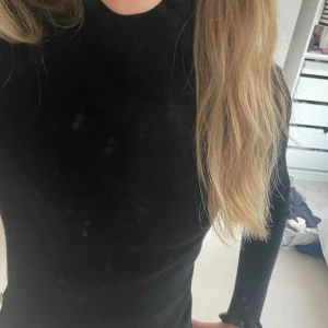 Svart polotröja - Säljer denna superfina polotröjan med volanger i ändarna.