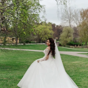 Vit bröllopsklänning med spetsdetaljer + underkjol - Romantisk vit brudklänning med lång, vid kjol och vackra spetsdetaljer på överdelen och ärmarna. Klänningen har en elegant öppen rygg och långa ärmar och lite längre släp. Perfekt för dig som vill känna dig som en prinsessa på din stora dag. Pris kan diskuteras vid snabb affär. Den är köpt för ca 27 tusen.