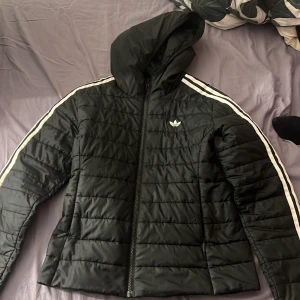 Jacka - Säljer min adidas jacka, den är jätte fin. Hade den våren 2023 men inte används sen dess.