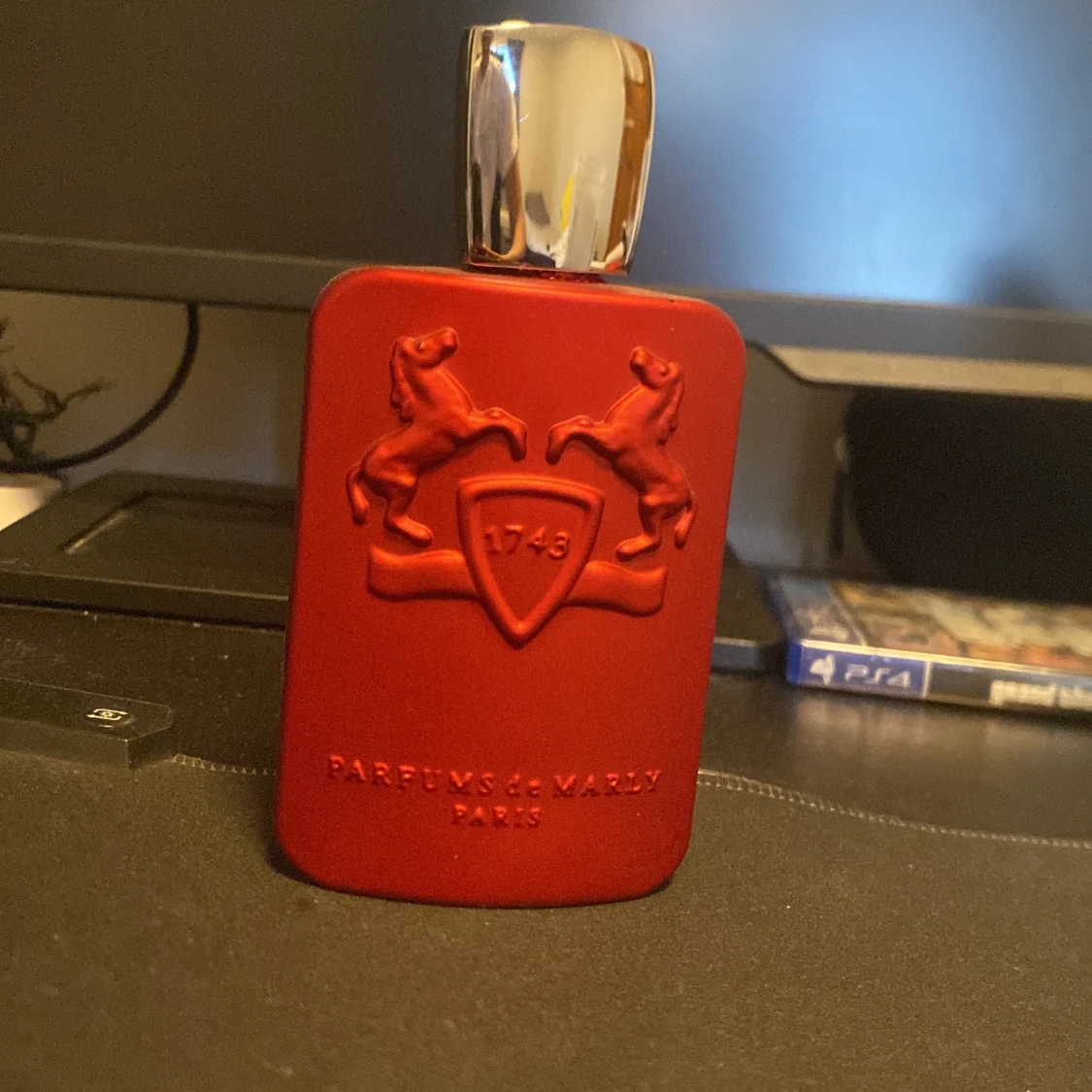 Parfym Parfums de Marly Paris röd flaska