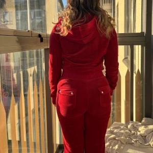 Rött juicyset  - Jättefint rött set från Juicy Couture i strl S på både kofta o byxa. ❣️ Säljer då de inte kommer till användning längre! 