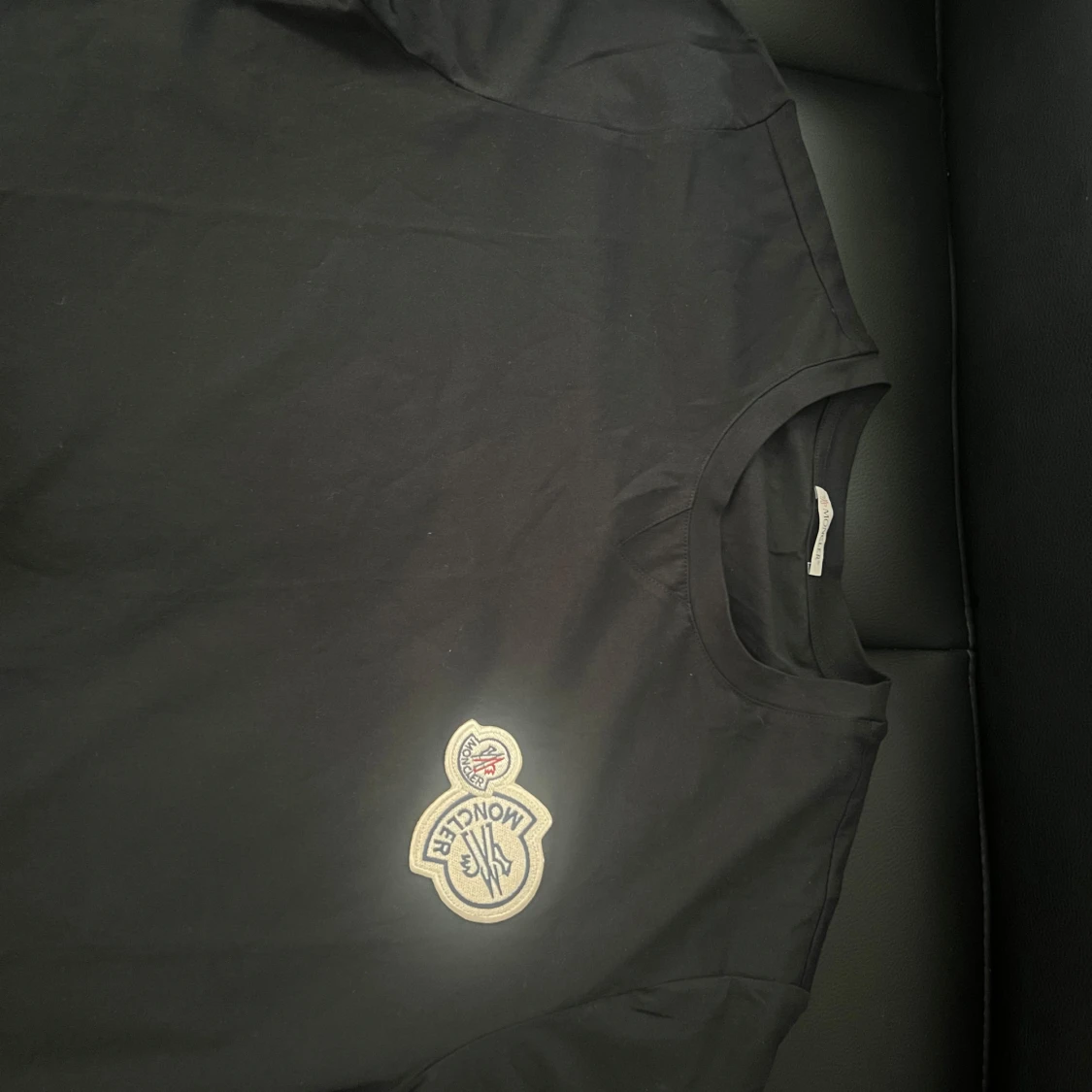 Svart t-shirt från Moncler med broderad logga - 1