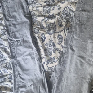 Ljusgrå jeansbyxor från True Grit Hammer - Säljer ett par ljusgrå jeansbyxor från True Grit Hammer. Klassisk femficksmodell med raka ben och normal passform. Perfekta för en avslappnad stil och lätta att matcha med det mesta.