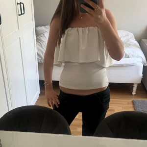 volangtopp från Zara - Säljer en skitsnygg volangtopp från Zara!! Den är i storlek S! Den är köpt förra sommaren och slutsåld. Säljer för 399kr!!🫶🏻🥂🍾