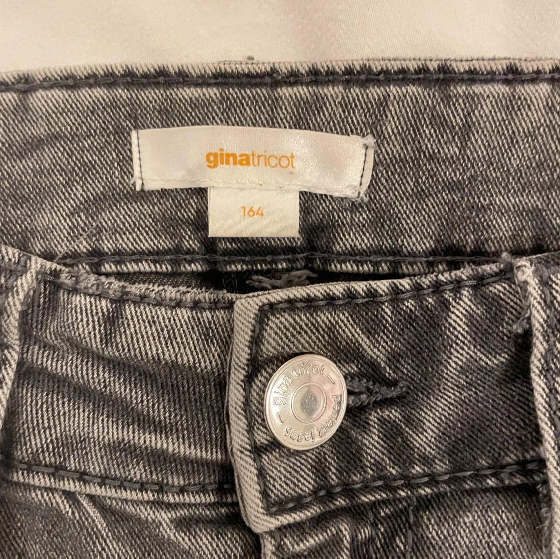 Grå bootcut jeans   - 2