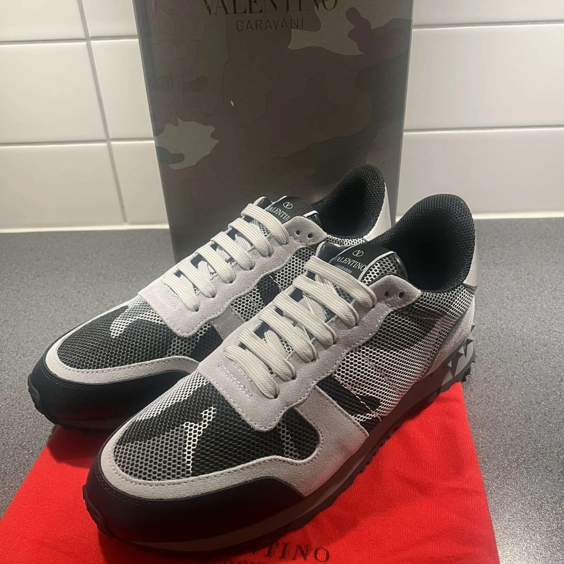 Valentino Garavani Rockrunner sneakers svart och grå - 1