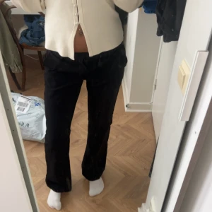 Svarta kostymbyxor från Bik Bok - Säljer ett par svarta kostymbyxor från Bik Bok eftersom dom är lite stora för mig❤️