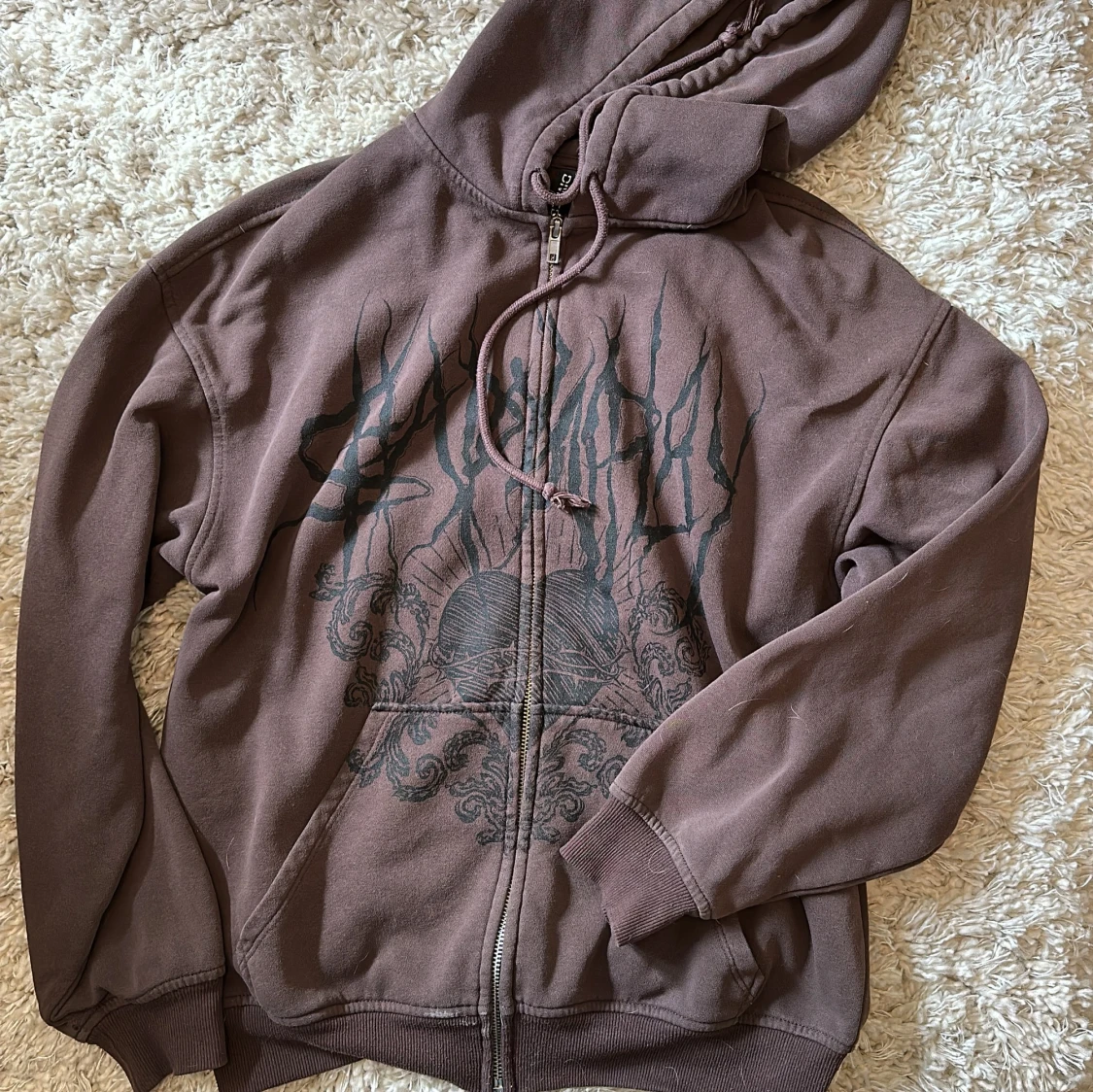 Brun hoodie med tryck från Divided by H&M