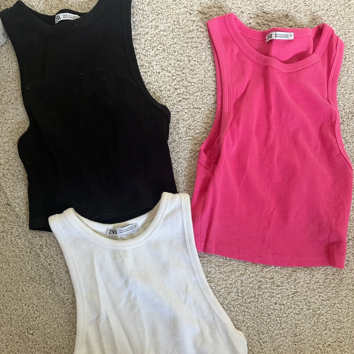 Tre ribbade croppade linnetoppar från Zara