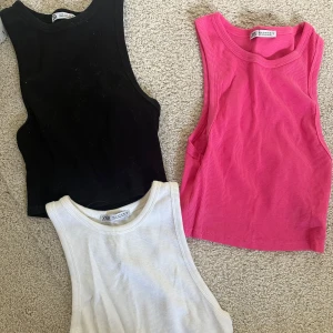 Tre ribbade croppade linnetoppar från Zara - Säljer tre ribbade croppade linnetoppar från Zara i svart, vit och rosa!🌟