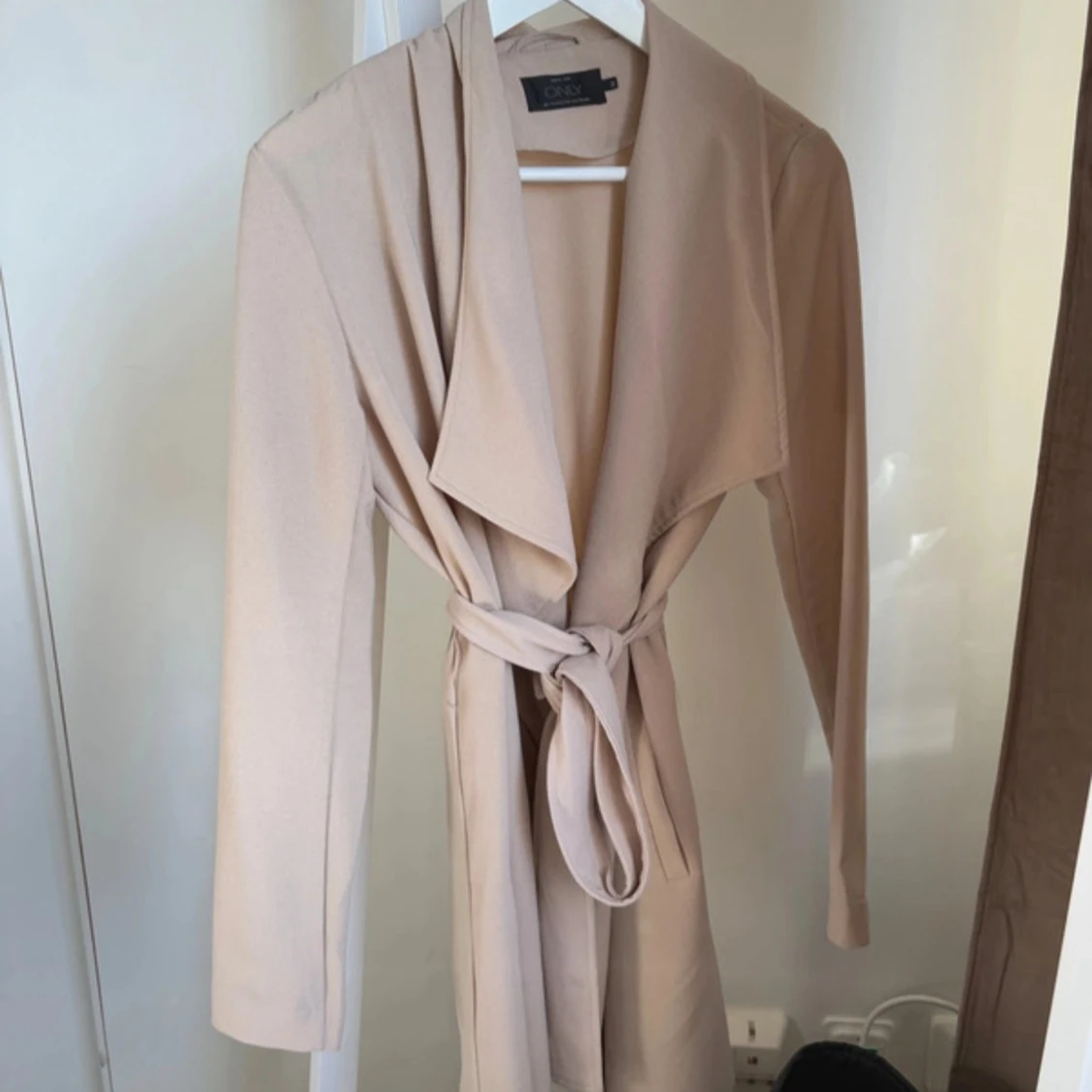Beige kappa från ONLY med bälte
