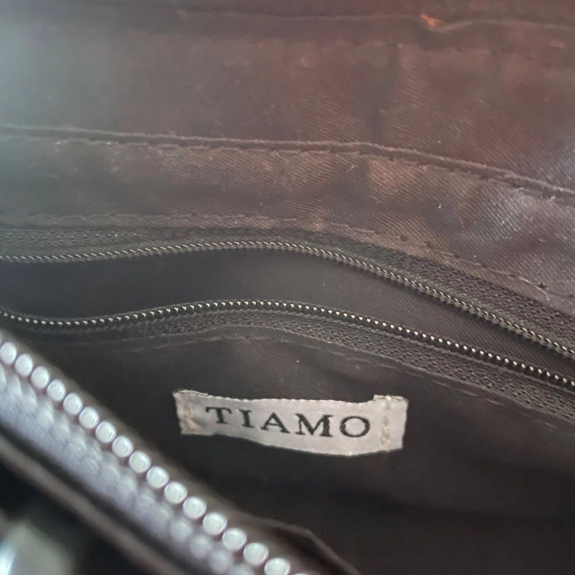 Svart axelväska med kedja från Tiamo - 3