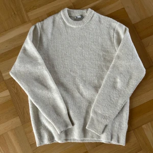 Stickad tröja - Säljer en beige stickad tröja från Zara i storlek S. Knappt använd. Hör av er vid frågor :)