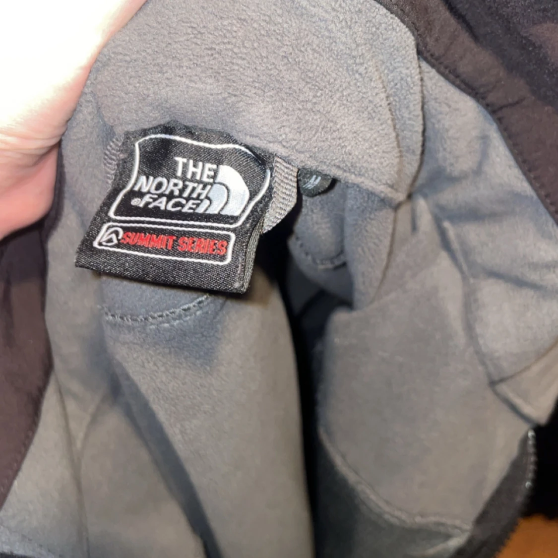 Svart softshelljacka från The North Face Summit Series Den är M - 2