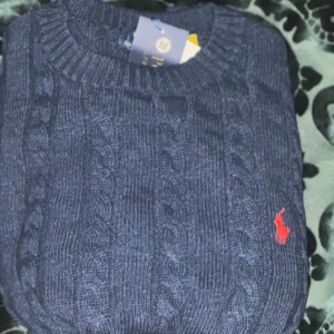 Polo Ralph Lauren - Säljer min polo Ralph lauren tröja eftersom att den inte passar mig och den är storlek M och färg navy. Aldrig använd