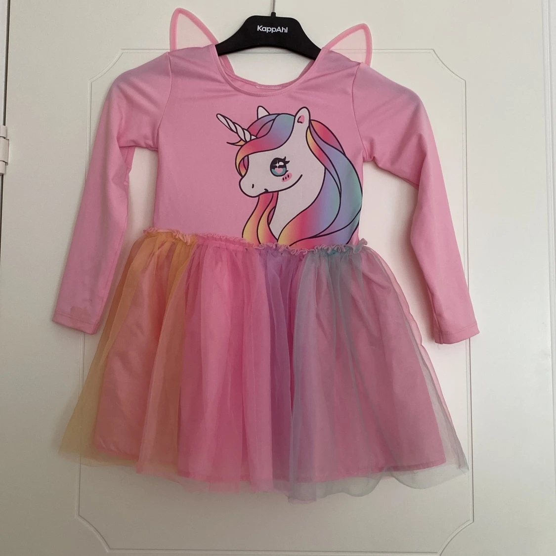 Rosa enhörningsklänning med tyllkjol och vingar