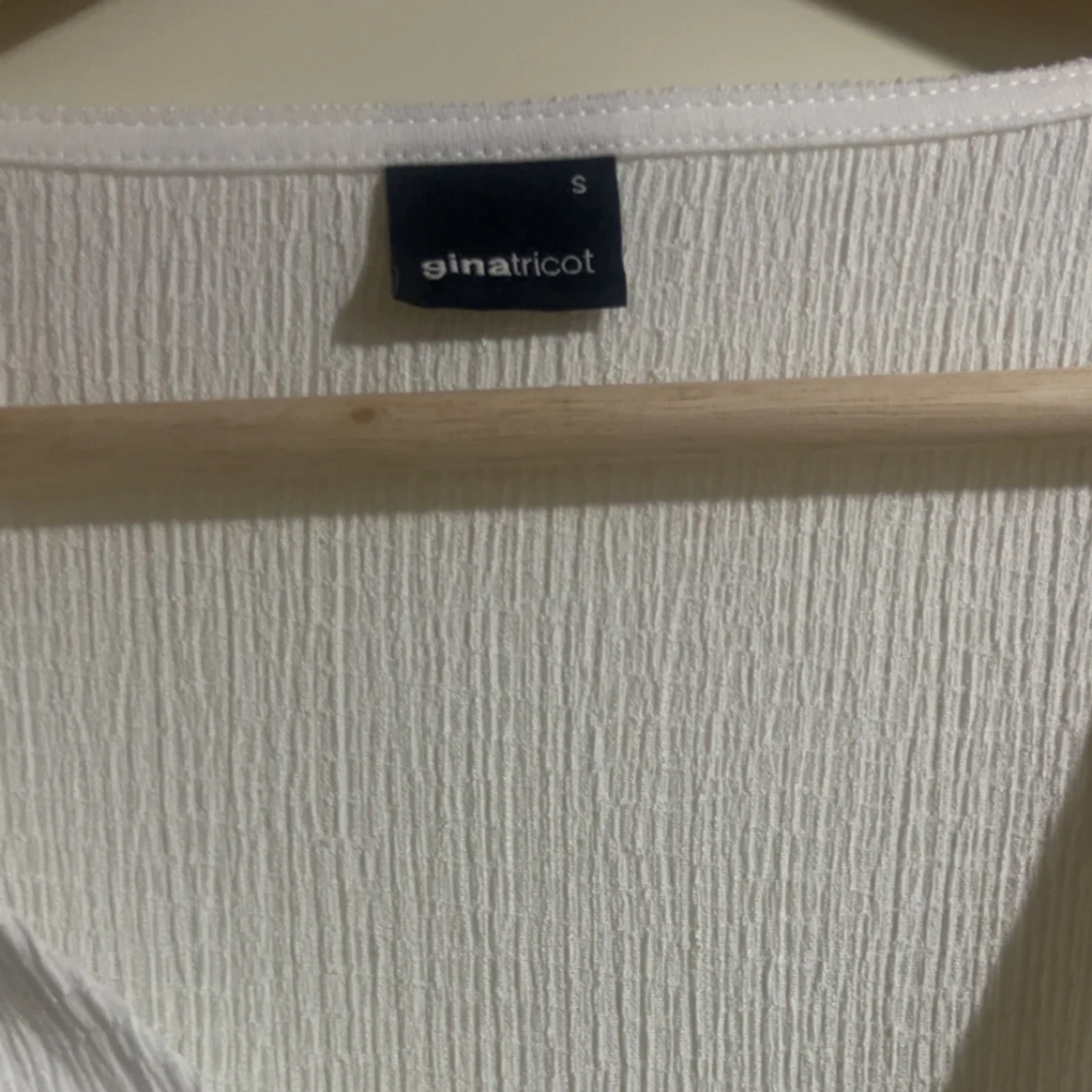 Vit volangklänning från Gina Tricot - 1