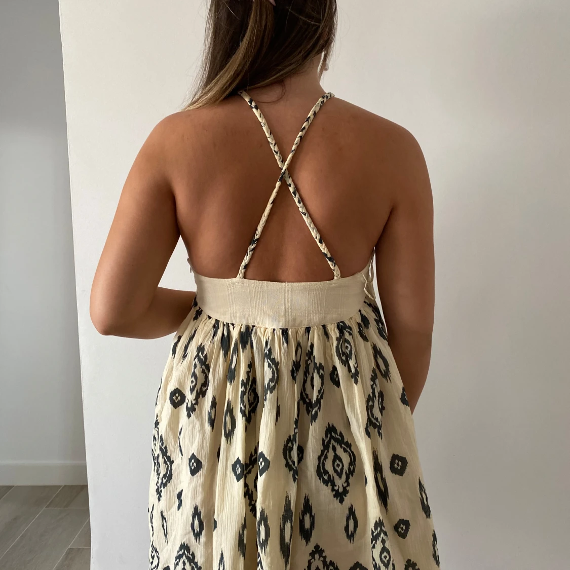 Beige mönstrad sommarklänning - 1