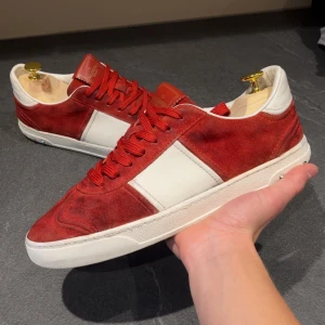 Valentino flycrew - Skit snygga Valentino flycrews. Stor 41,5 strl passar 42. Skick 7/10 flera nitar saknas och mockan är inte helt ny. Innehäl lagats hos skomakare. Annars allt bra. Skriv för bilder o grejer. 