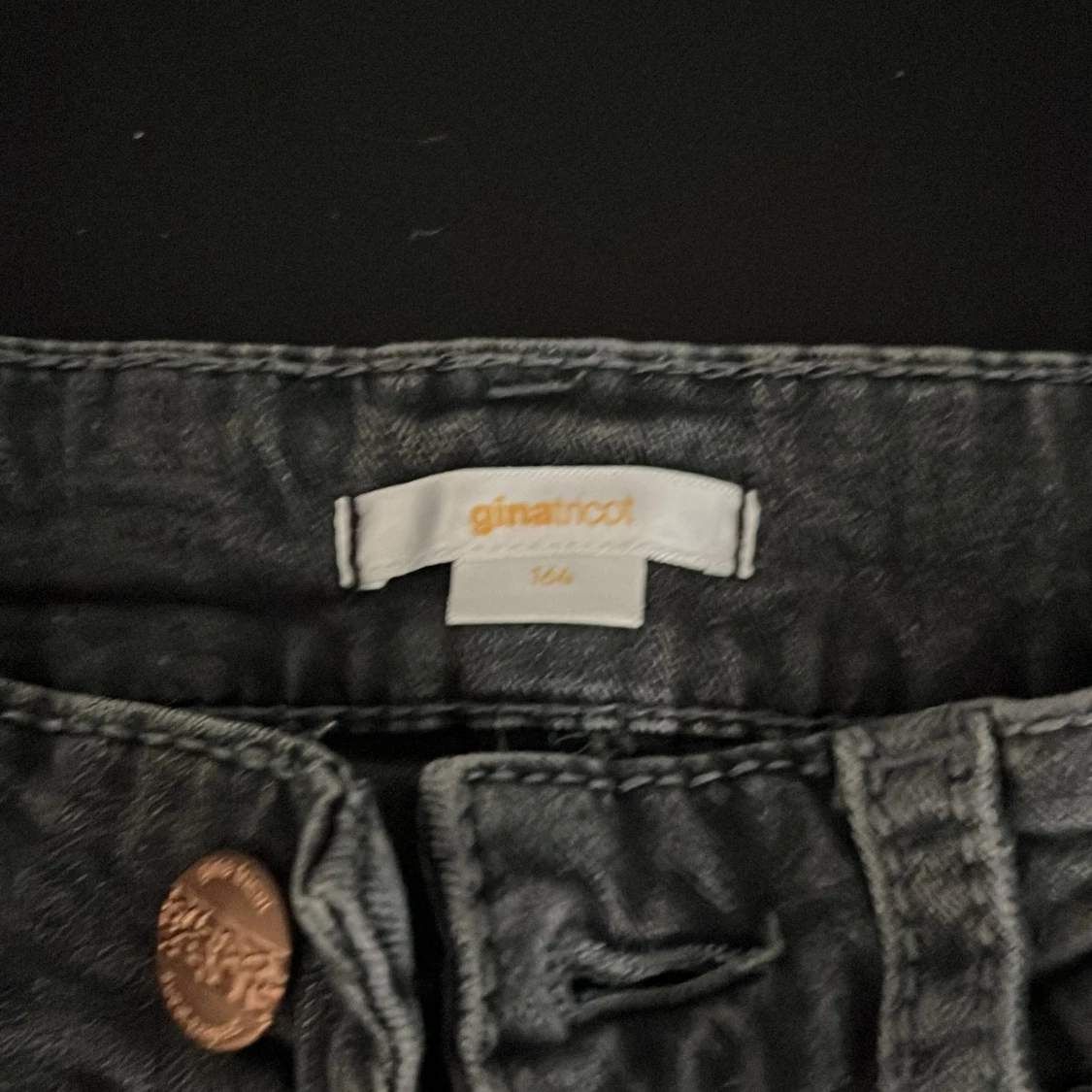 Svarta jeansbyxor från Gina Tricot med broderade bakfickor - 3