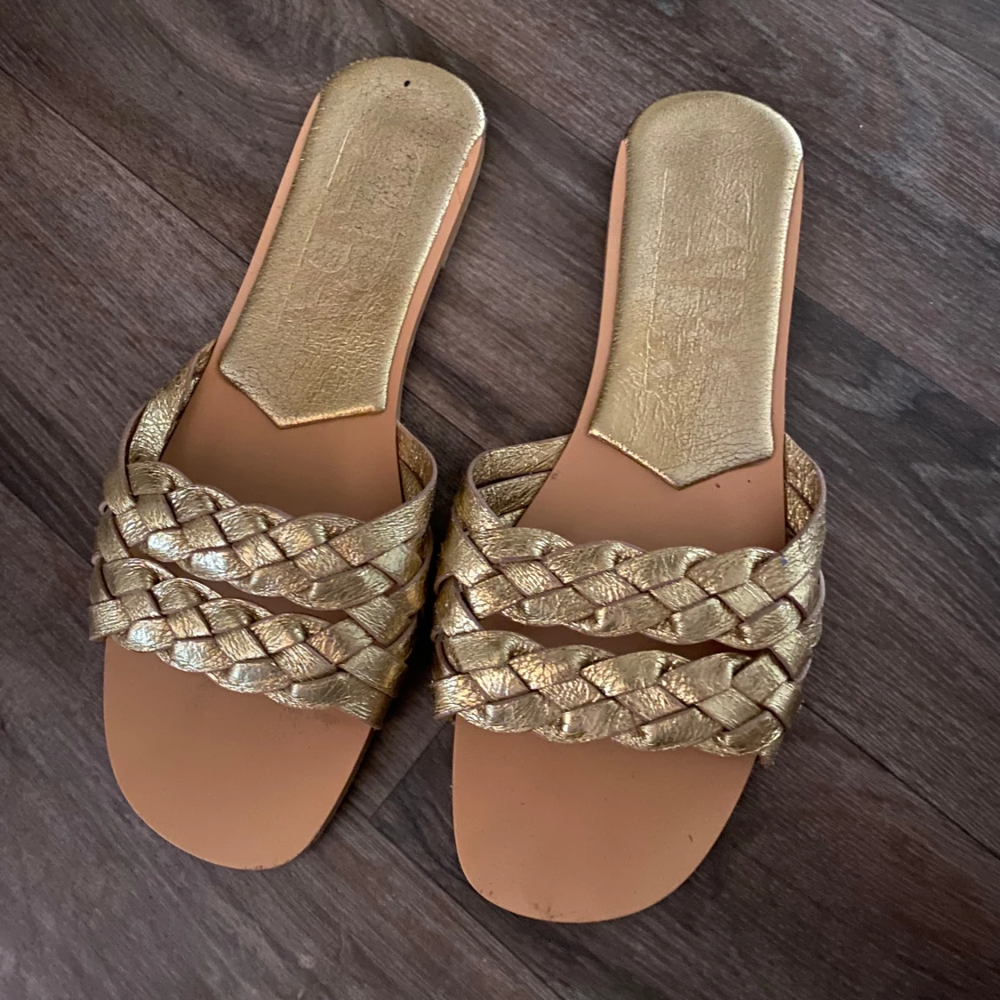 Guldiga flätade sandaler från Zara - 2