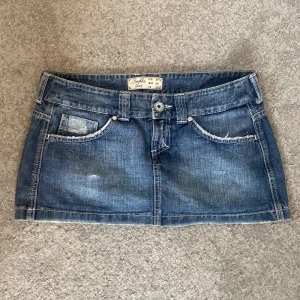 Sjukt snygg jeanskjol  - Säljer denna sjukt snygga jeanskjolen eftersom den är lite för stor för mig😔 Midjemåttet är 40cm och den är 29,5 cm lång !❤️