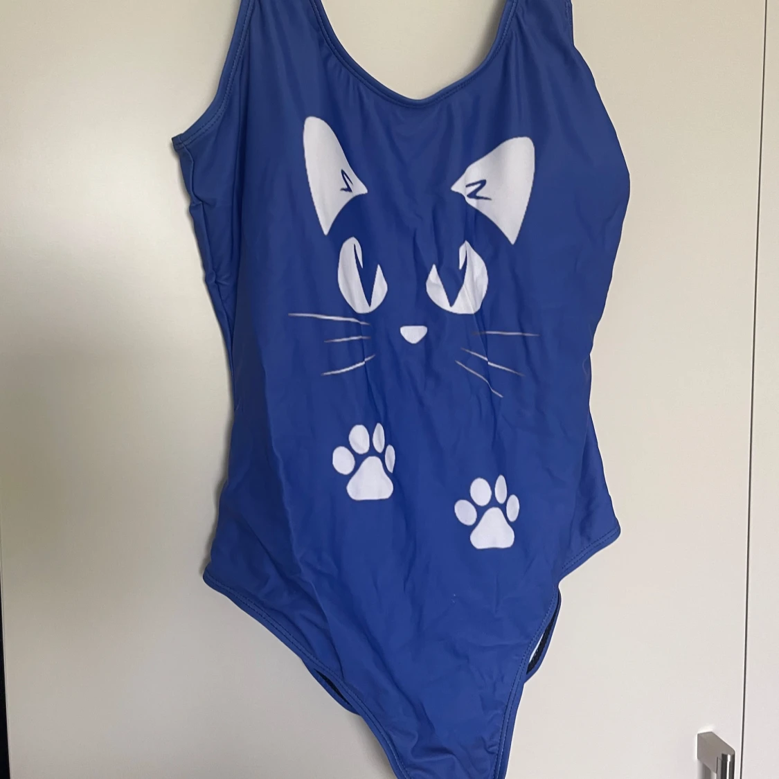 Blå baddräkt med kattmotiv