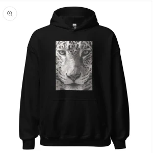 Svart hoodie med leopardmotiv - Säljer min svarta hoodie med leopard tryck på bröstet från the cool elephant. Den är i väldigt bra skick inte använd jättemycket!🤗