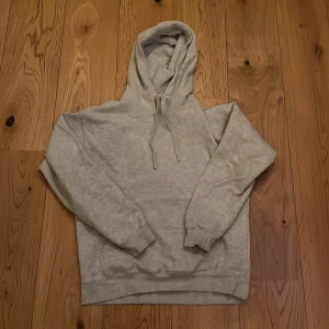 Ljusgrå hoodie från Vailent - Mysig ljusgrå hoodie från Vailent i storlek S. Tröjan har huva med dragsko och en klassisk känguruficka framtill. Perfekt för en avslappnad stil och enkel att matcha med det mesta.
