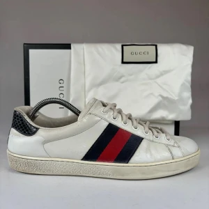 Gucci Ace Skor - Gucci Ace skor. Storlek 41,5. Helt okej skick. Box påse medföljer! 😁