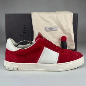 Valentino Garavani röda sneakers med vita detaljer - Helt nya, vid snabbaffär kan priset sänkas 