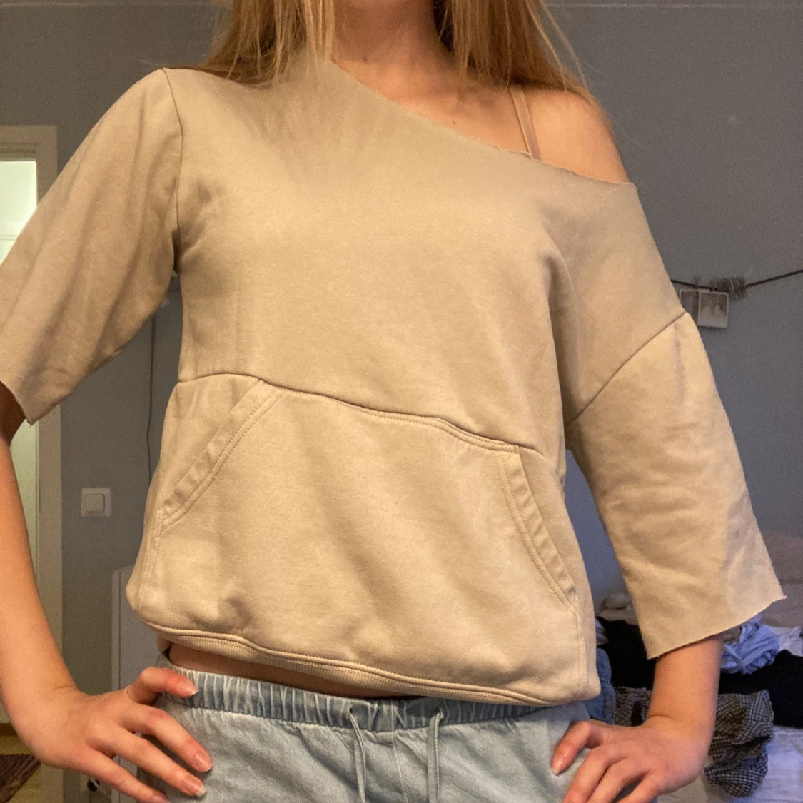 Beige offshoulder sweatshirt - 2