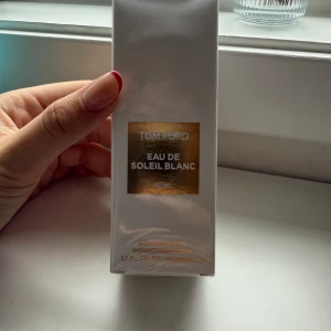 Tom Ford Eau de Soleil Blanc 50 ml - Lyxig parfym från Tom Ford, Eau de Soleil Blanc, i sin eleganta förpackning helt obruten. Flaskan innehåller 50 ml och är en eau de toilette. Perfekt för dig som gillar exklusiva och fräscha dofter. Helt perfekt till sommaren enligt mig🤩🌸kan diskutera pris vid snabb affär