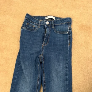 Blå jeansbyxor från Perfect Jeans Molly Gina tricot - Säljer ett par klassiska blå jeansbyxor från Perfect Jeans Molly i storlek S. Byxorna har fem fickor, normal passform och stängs med dragkedja och knapp. Perfekta till vardags och enkla att matcha med olika stilar.